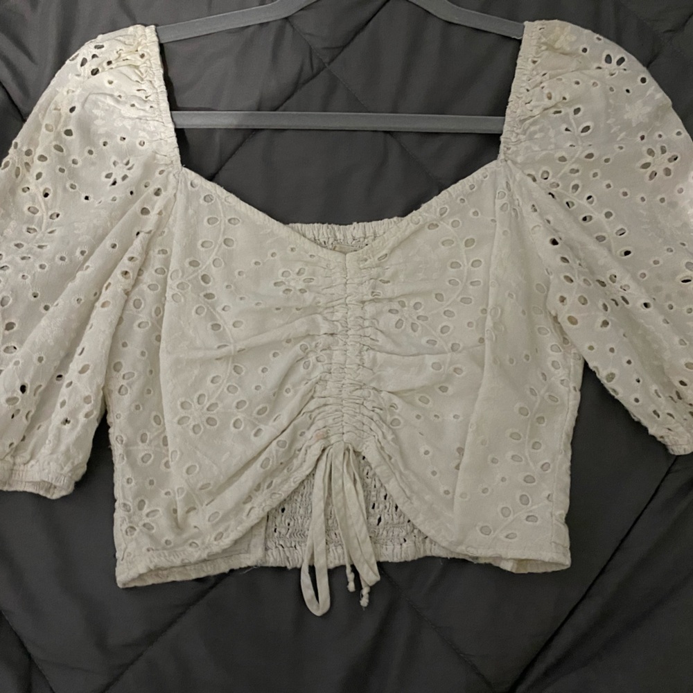 White cropped floral shirt, size S, barely worn.